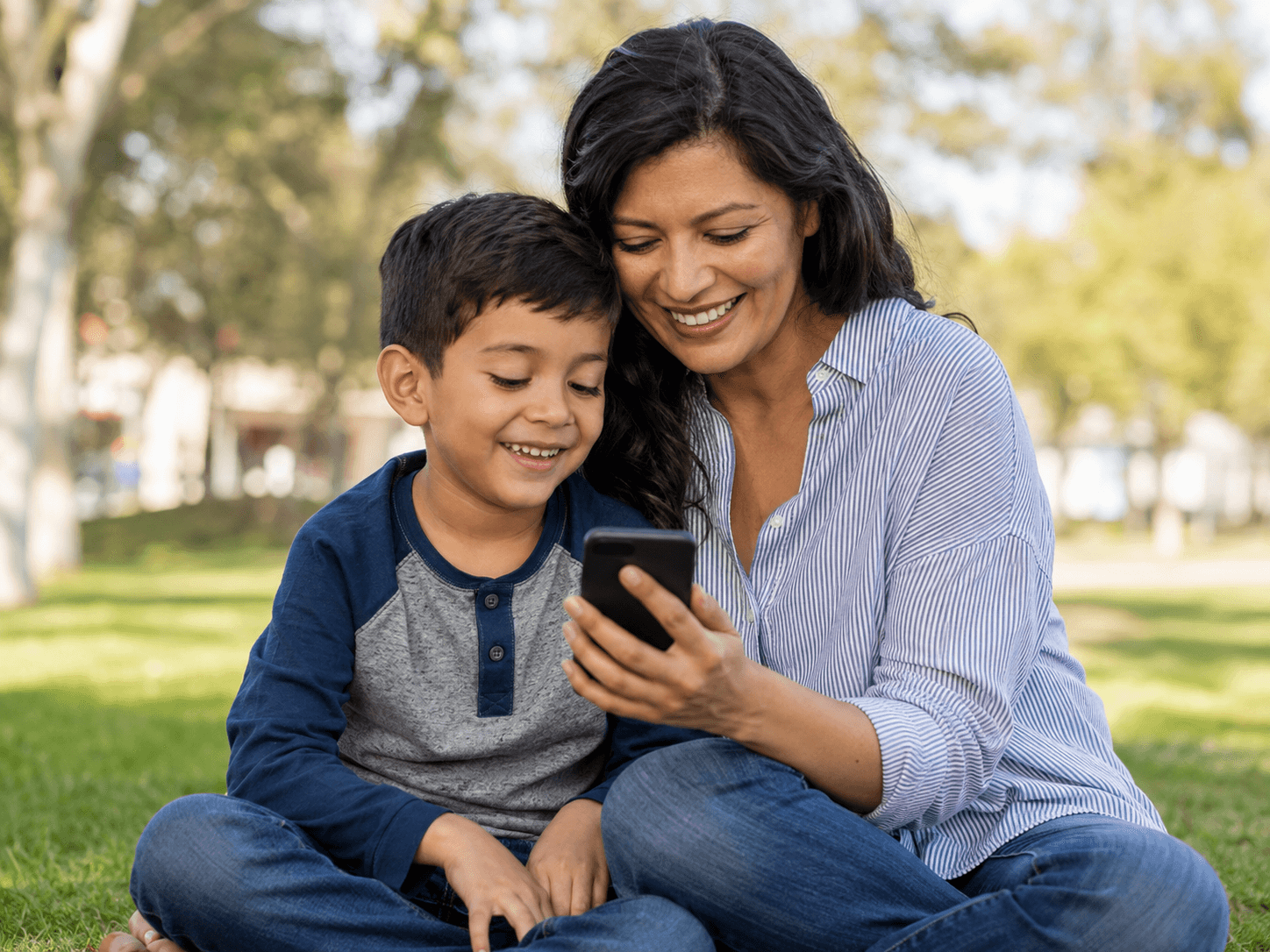 Madre e hijo consultando información desde un celular